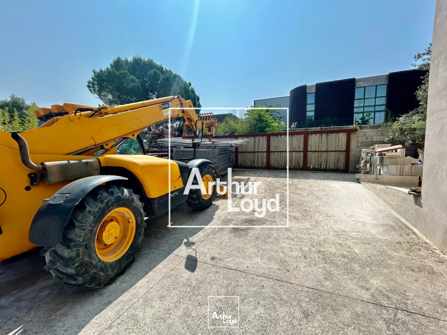 Ensemble immobilier avec rendement locatif et espace de stockage - Proche Montpellier, accès PL