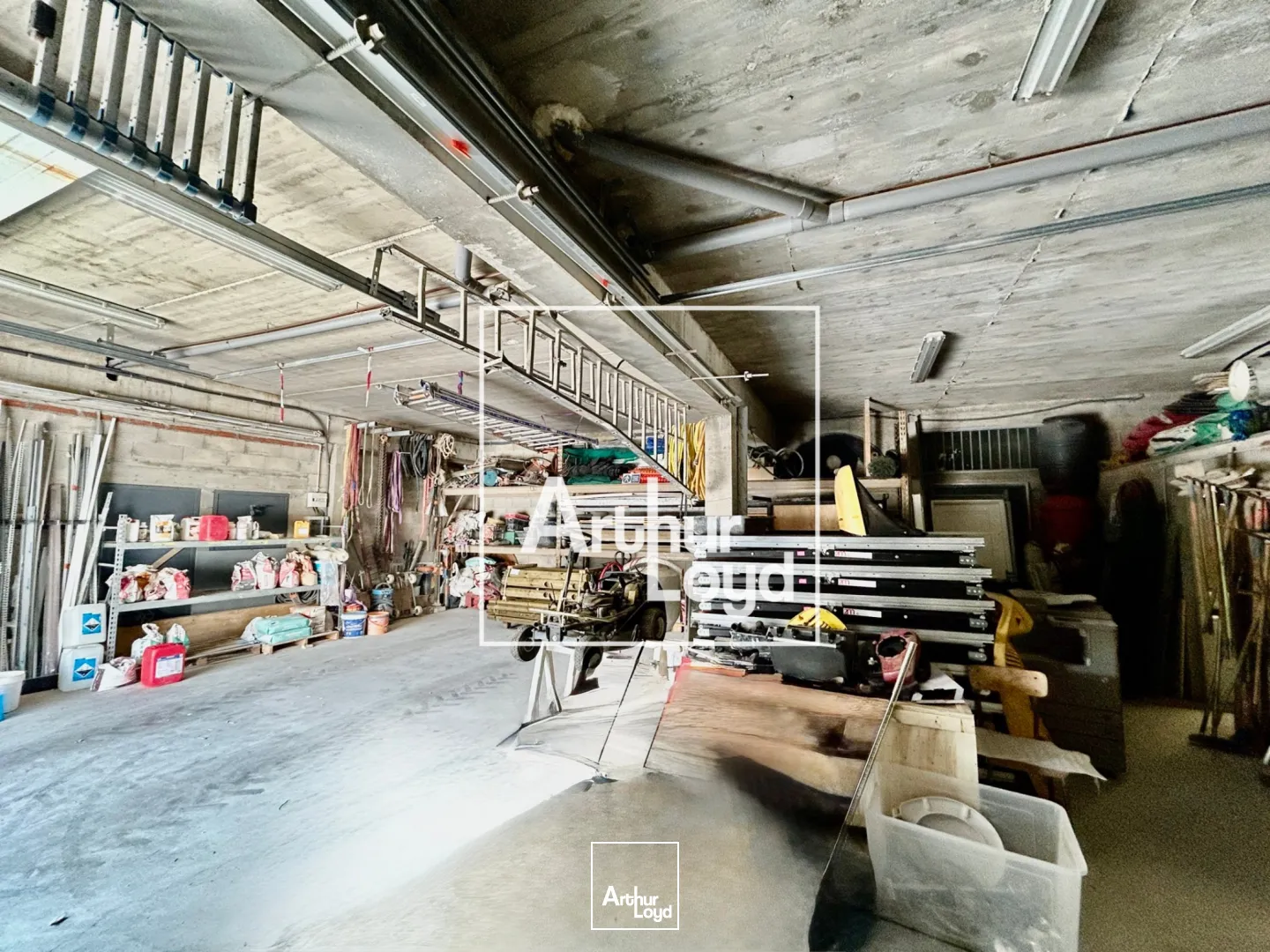 Ensemble immobilier avec rendement locatif et espace de stockage - Proche Montpellier, accès PL