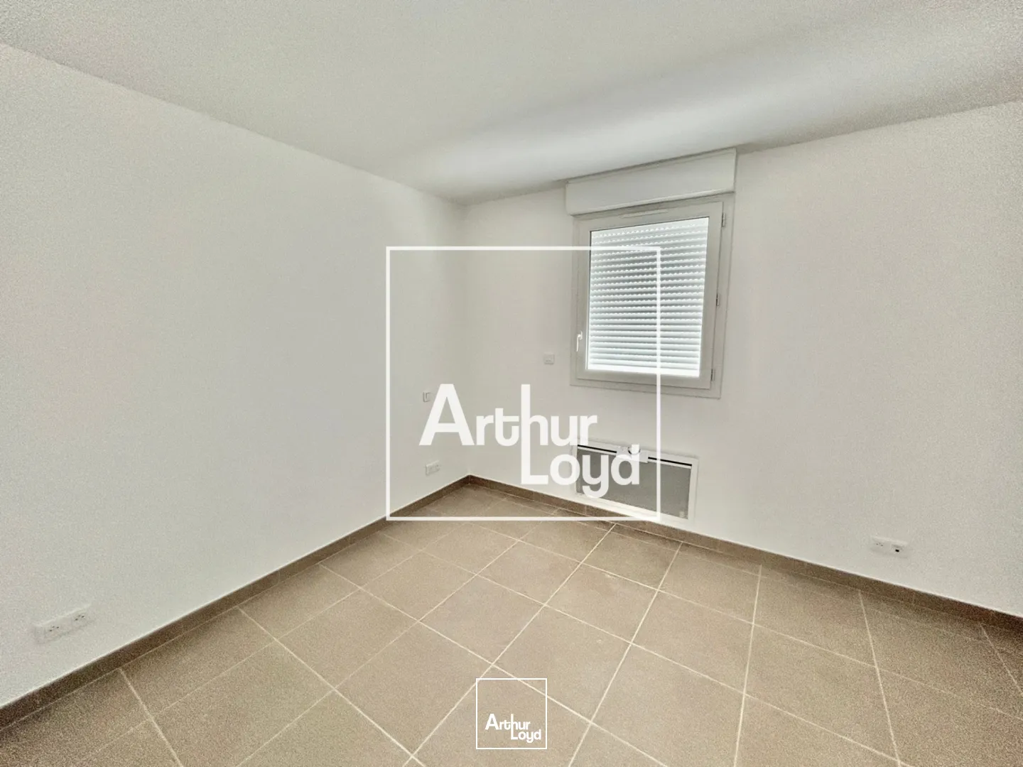 Ensemble immobilier avec rendement locatif et espace de stockage - Proche Montpellier, accès PL