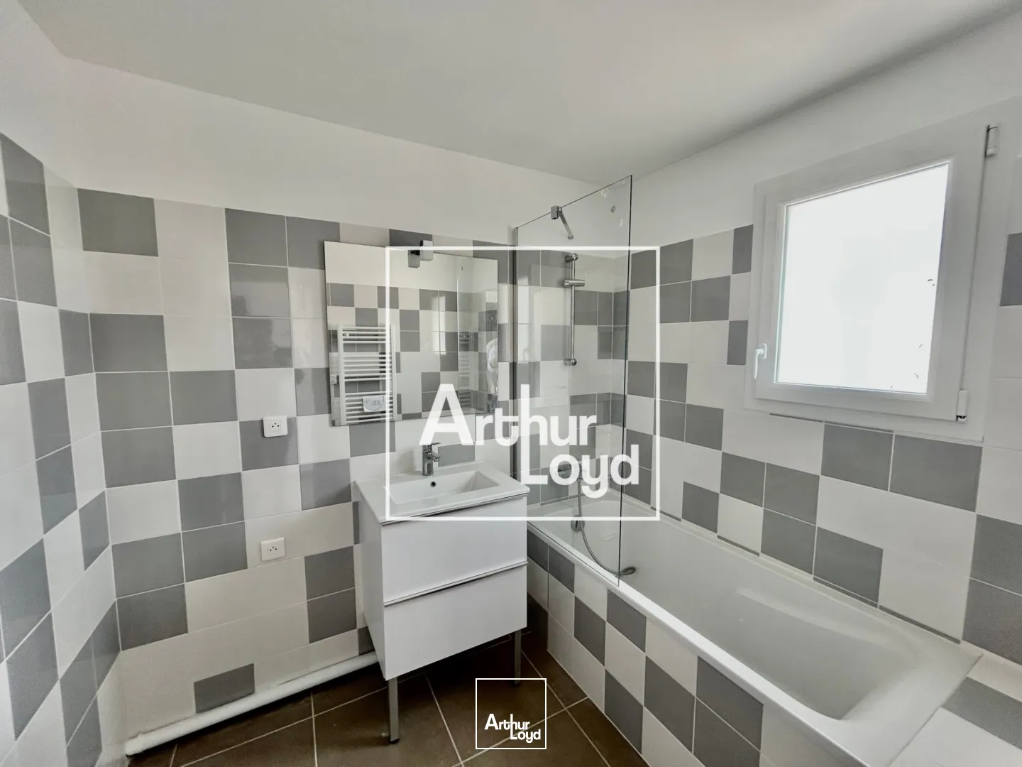 Ensemble immobilier avec rendement locatif et espace de stockage - Proche Montpellier, accès PL