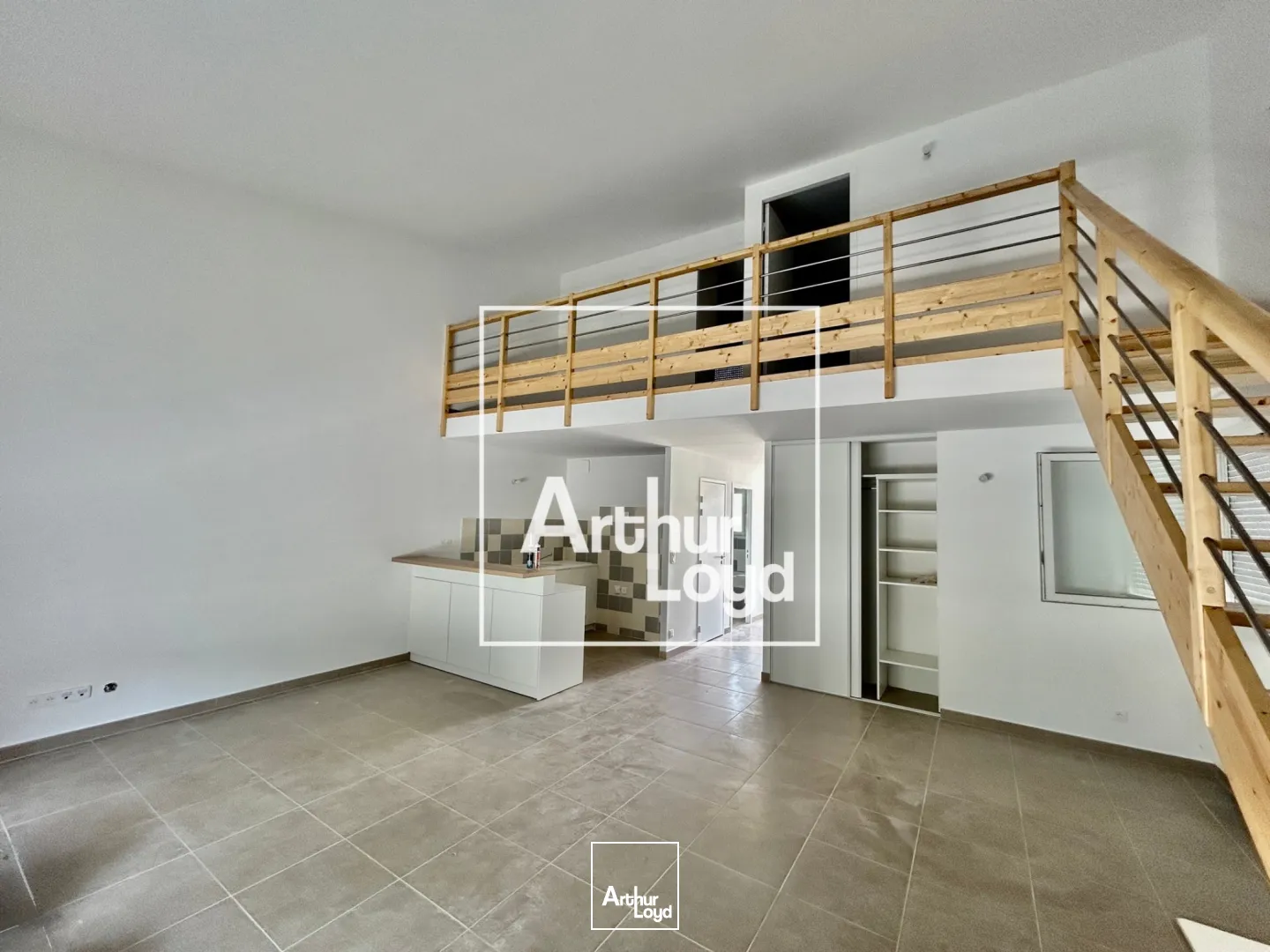 Ensemble immobilier avec rendement locatif et espace de stockage - Proche Montpellier, accès PL