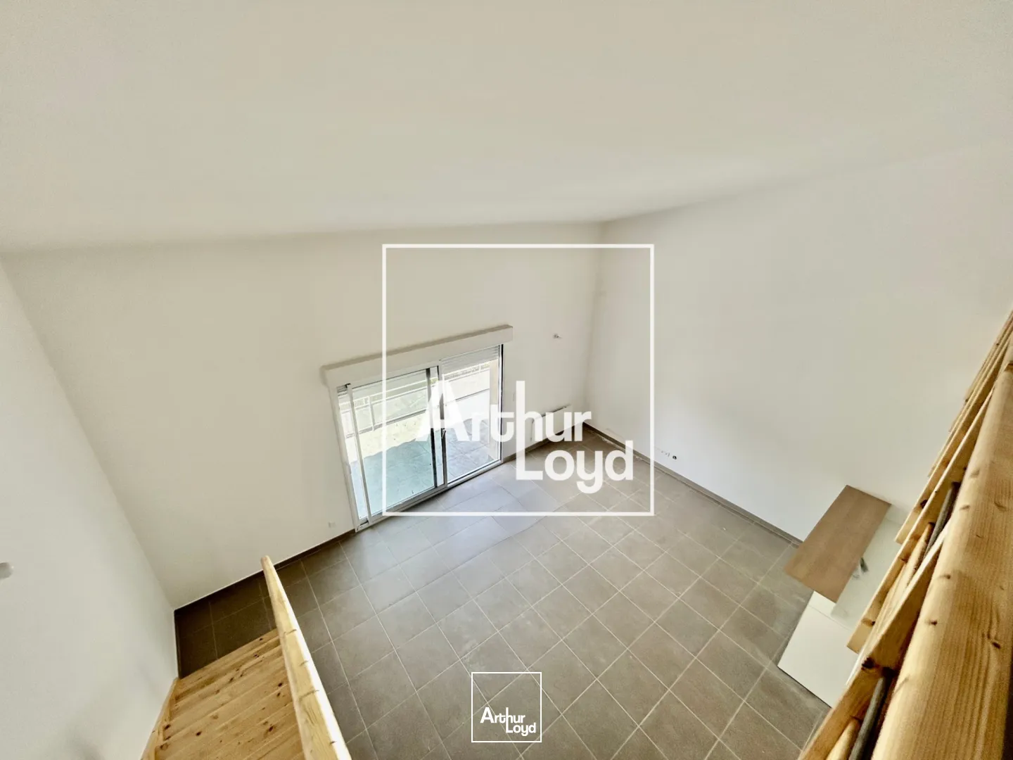 Ensemble immobilier avec rendement locatif et espace de stockage - Proche Montpellier, accès PL