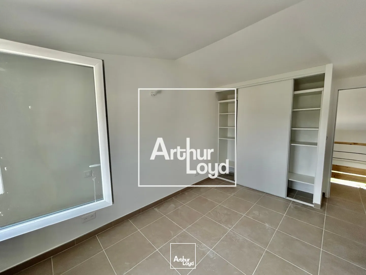 Ensemble immobilier avec rendement locatif et espace de stockage - Proche Montpellier, accès PL