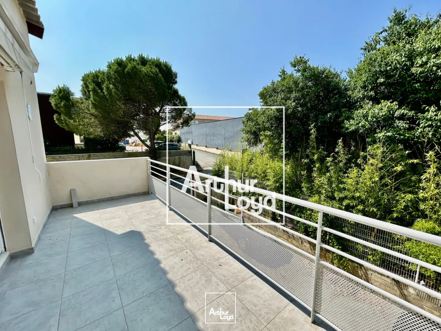 Ensemble immobilier avec rendement locatif et espace de stockage - Proche Montpellier, accès PL