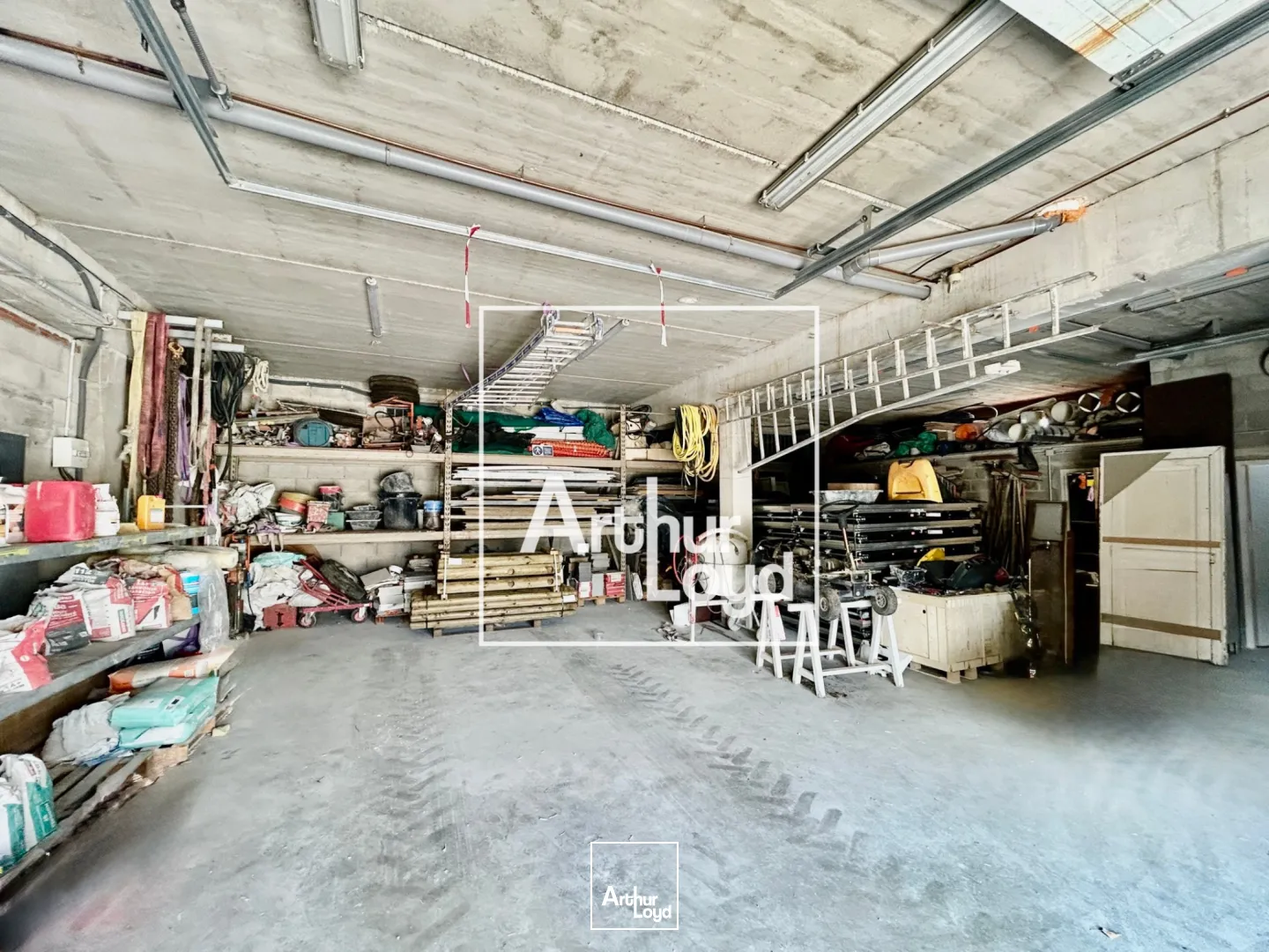 Ensemble immobilier avec rendement locatif et espace de stockage - Proche Montpellier, accès PL