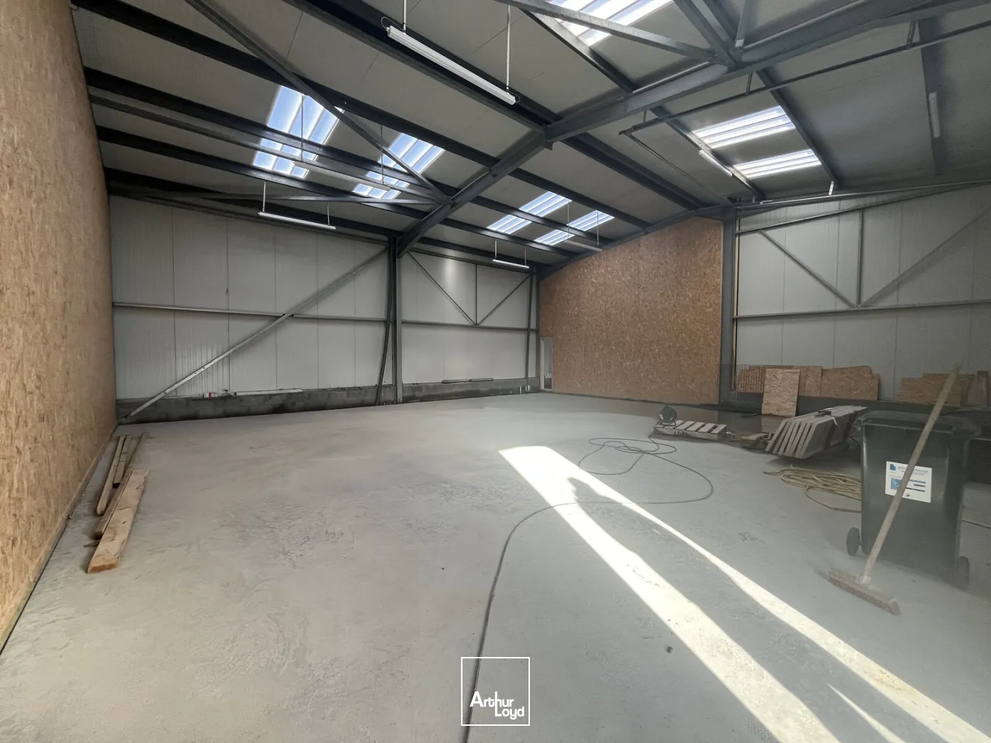 A LOUER LOCAL D ACTIVITE PIRIAC 144M2