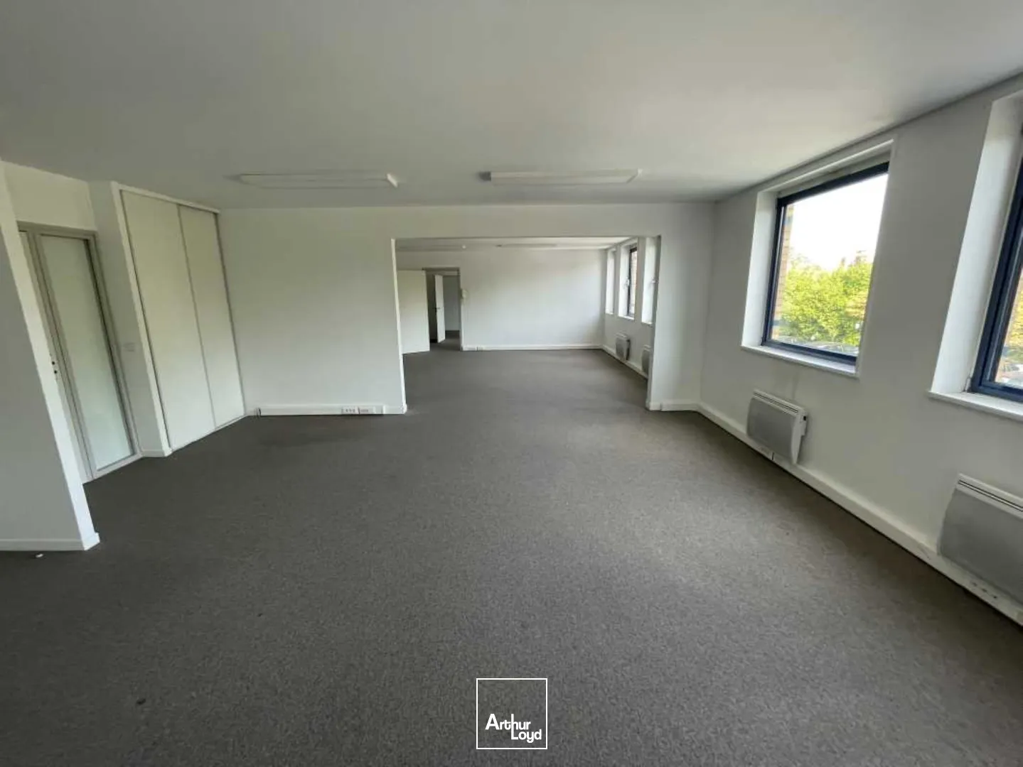 À vendre en exclusivité - Plateaux de bureaux lumineux de 100 à 200 m² à Villeneuve-d'Ascq dans un environnement tertiaire paisible et proche des grands axest