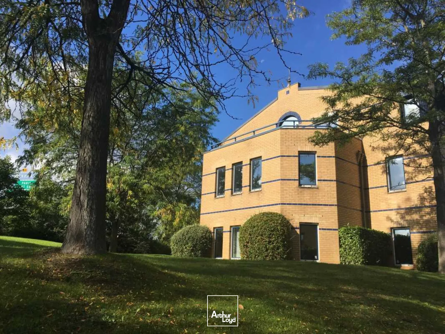 À vendre en exclusivité - Plateaux de bureaux lumineux de 100 à 200 m² à Villeneuve-d'Ascq dans un environnement tertiaire paisible et proche des grands axest