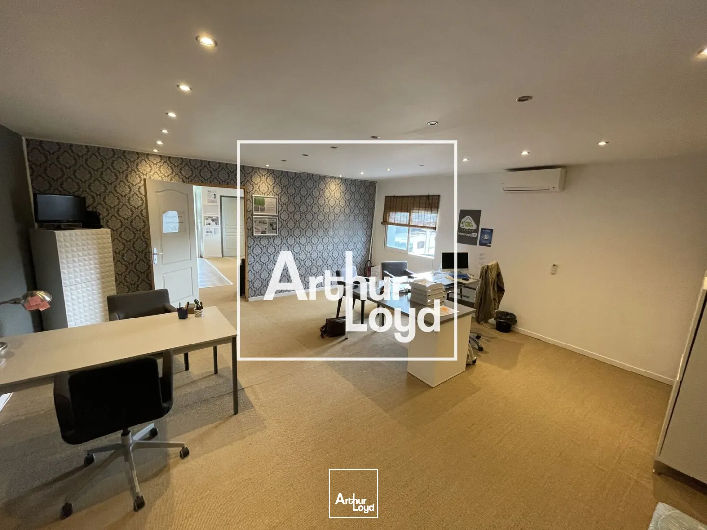 Rare ! Bureaux entre Narbonne et Lézignan-Corbières, le long de la RD6113