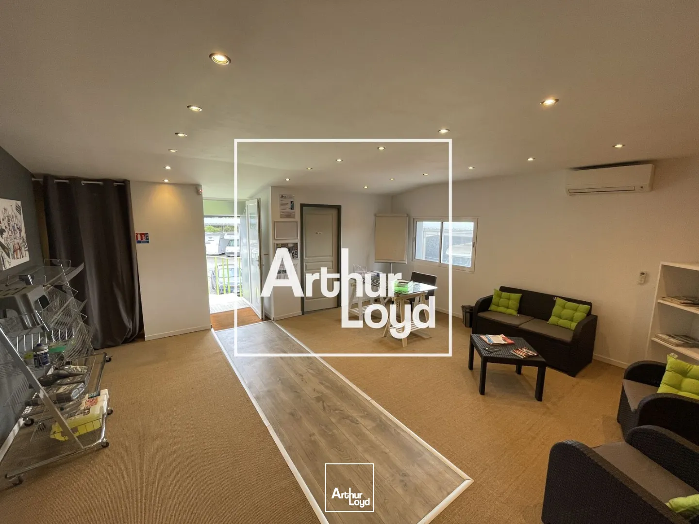 Rare ! Bureaux entre Narbonne et Lézignan-Corbières, le long de la RD6113