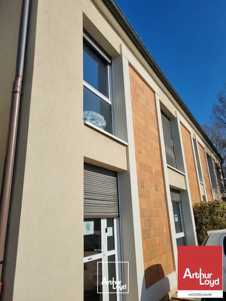 MONTELIMAR PROCHE DU CENTRE-VILLE - A LOUER - BUREAUX EN RDC LUMINEUX AVEC PARKING