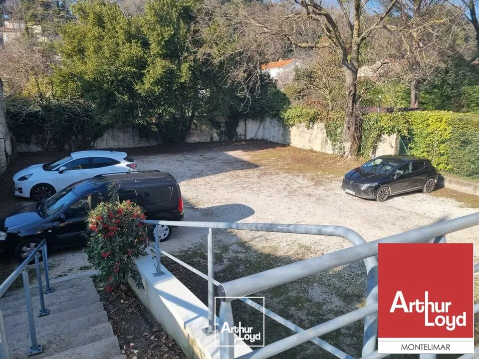 MONTELIMAR PROCHE DU CENTRE-VILLE - A LOUER - BUREAUX EN RDC LUMINEUX AVEC PARKING