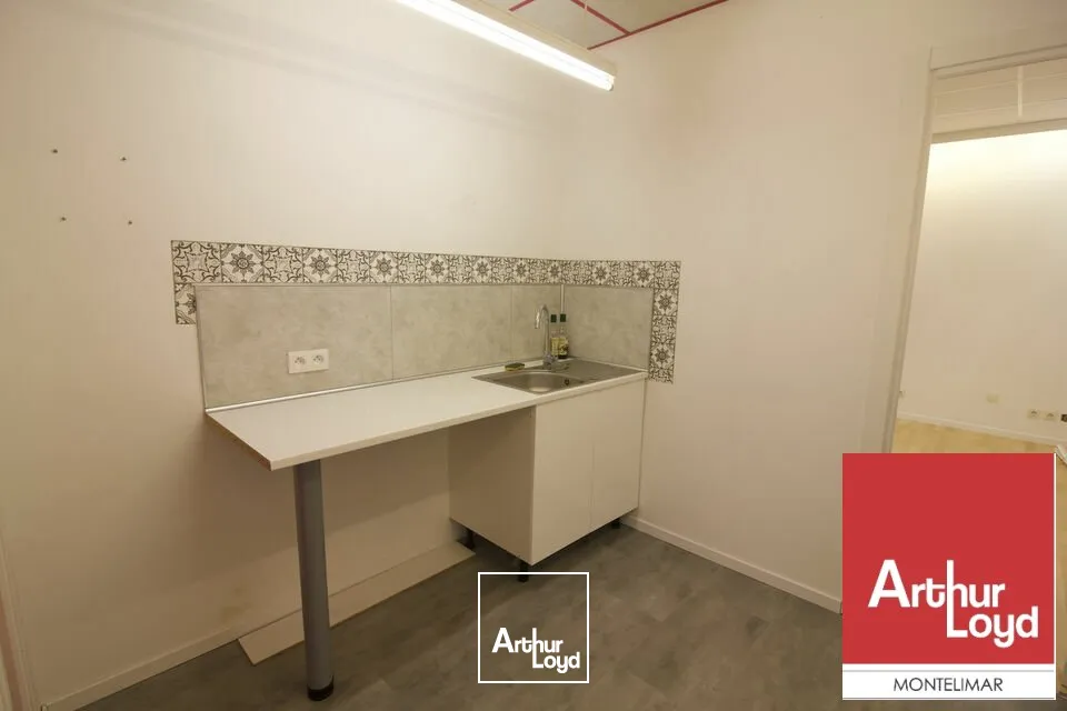 MONTELIMAR PROCHE DU CENTRE-VILLE - A LOUER - BUREAUX EN RDC LUMINEUX AVEC PARKING