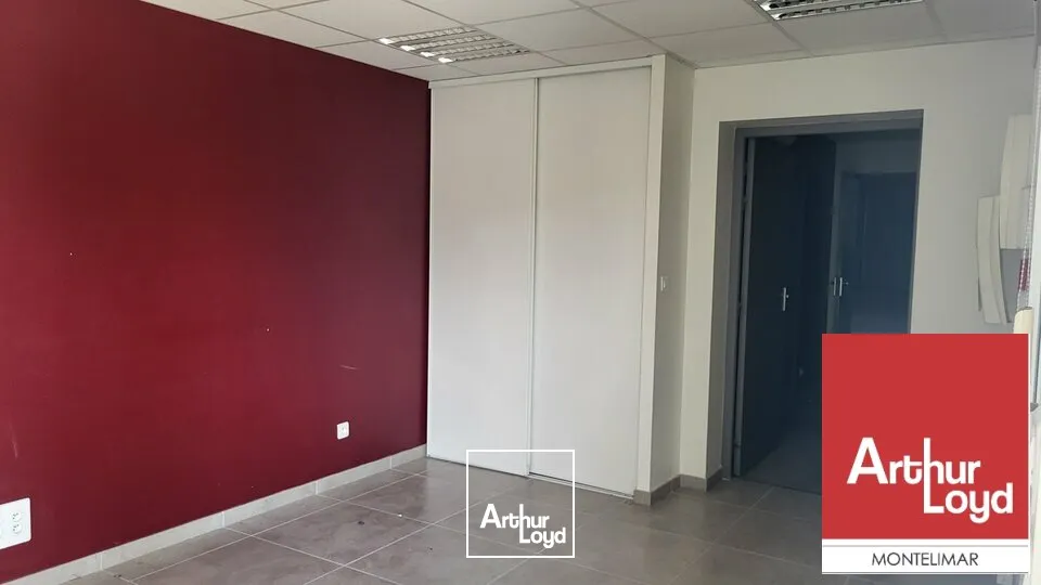 ARDECHE - LE TEIL - A VENDRE BÂTIMENT INDÉPENDANT A USAGE D'ENTREPÔT ET BUREAUX AVEC LOGEMENT 