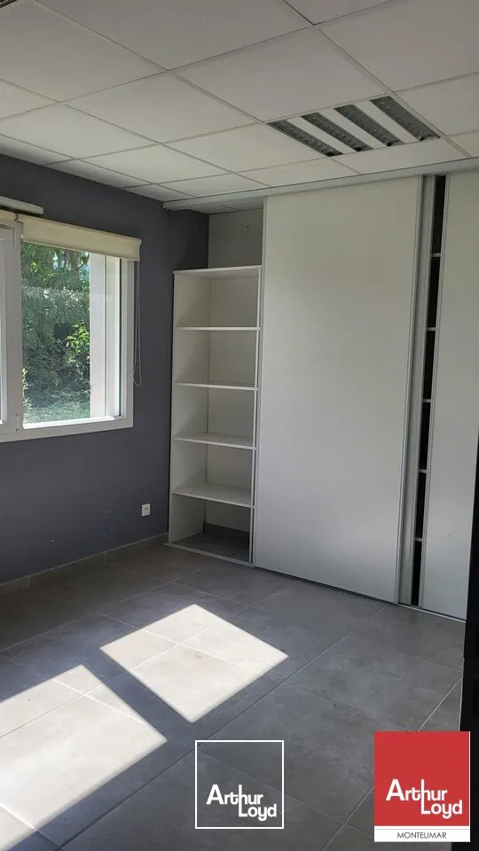 ARDECHE - LE TEIL - A VENDRE BÂTIMENT INDÉPENDANT A USAGE D'ENTREPÔT ET BUREAUX AVEC LOGEMENT 