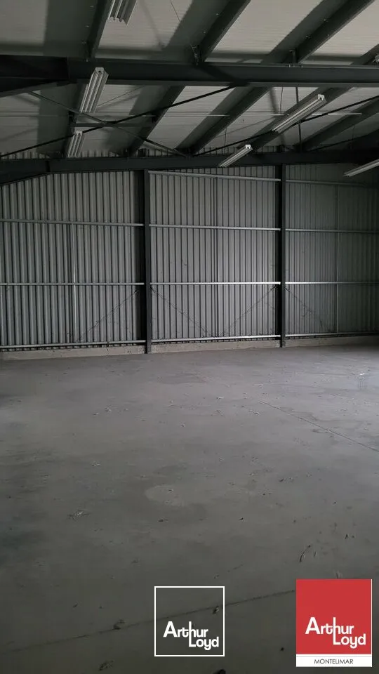 ARDECHE - LE TEIL - A VENDRE BÂTIMENT INDÉPENDANT A USAGE D'ENTREPÔT ET BUREAUX AVEC LOGEMENT 