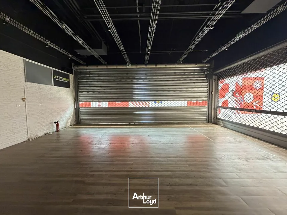 ESPACE DE VENTE ET SERVICE AVEC CUISINE ET RÉSERVE  DISPONIBLE IMMÉDIATEMENT