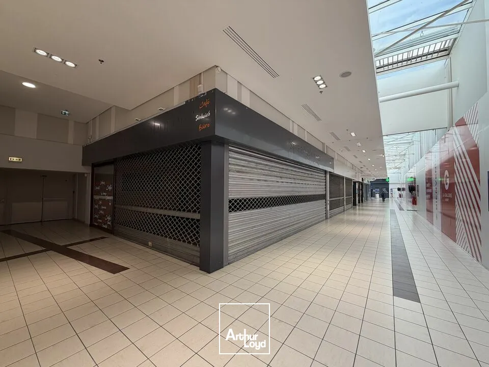 ESPACE DE VENTE ET SERVICE AVEC CUISINE ET RÉSERVE  DISPONIBLE IMMÉDIATEMENT