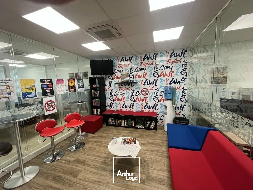 Bureaux à louer 219 m²  Bessines / Niort  Emplacement premium, visibilité et accessibilité exceptionnelles