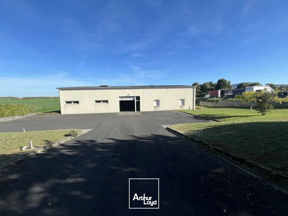 Local d'activité à vendre  564 m²  Niort / François  Bâtiment récent avec grand terrain clos et accès faciles