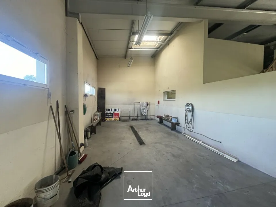 Local d'activité à vendre  564 m²  Niort / François  Bâtiment récent avec grand terrain clos et accès faciles