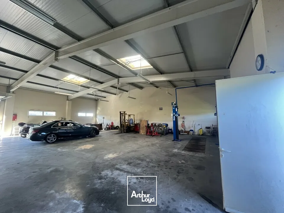 Local d'activité à vendre  564 m²  Niort / François  Bâtiment récent avec grand terrain clos et accès faciles