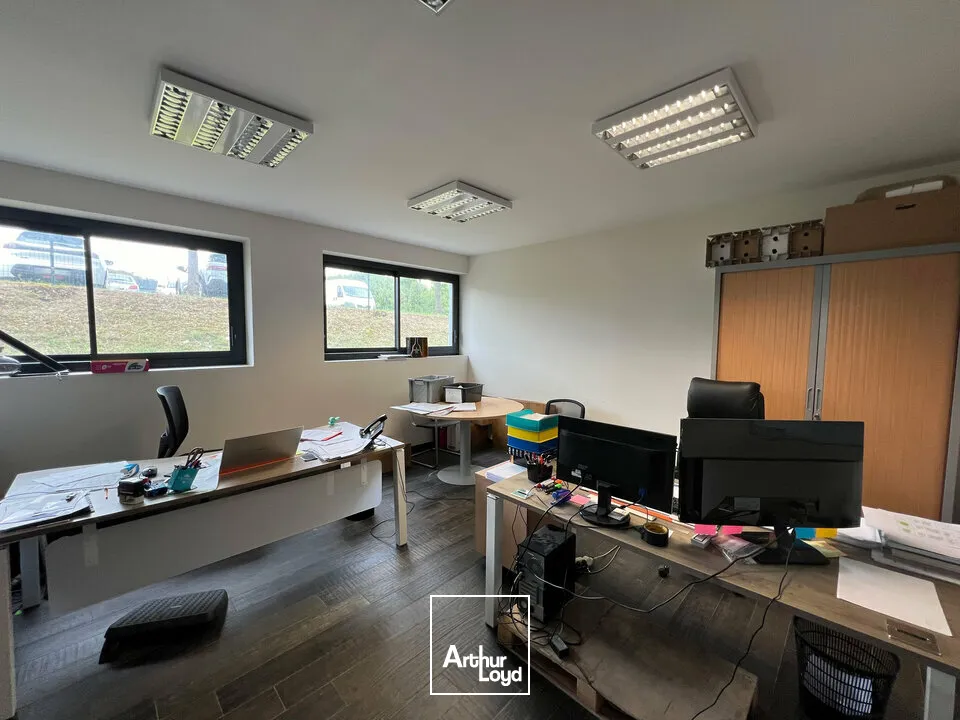 Local d'activité Gensac La Pallue 1300 m2