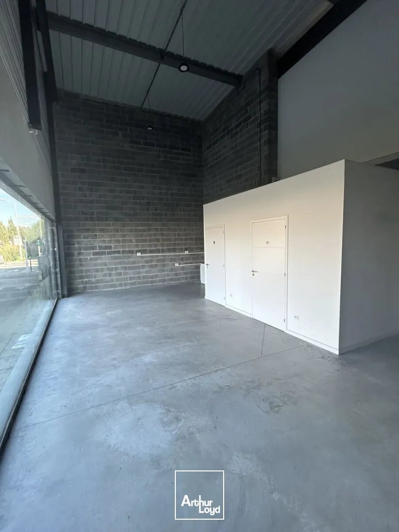 La Madeleine - Entrepôt / Showroom avec bureaux à louer