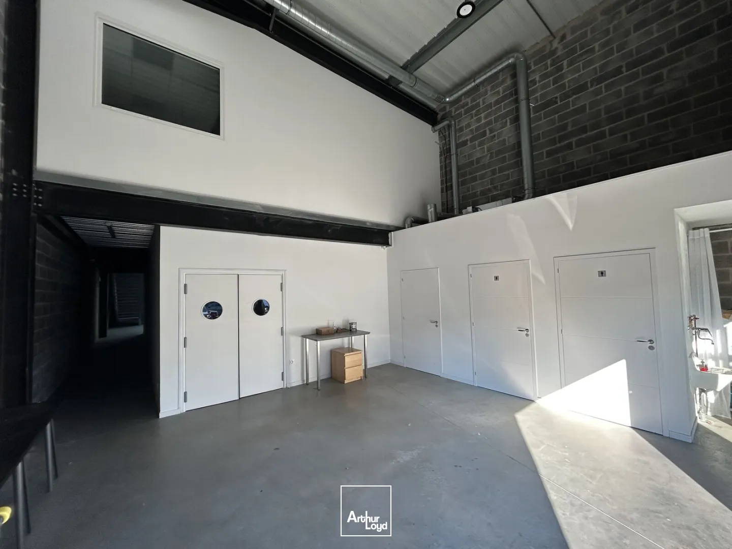 La Madeleine - Entrepôt / Showroom avec bureaux à louer