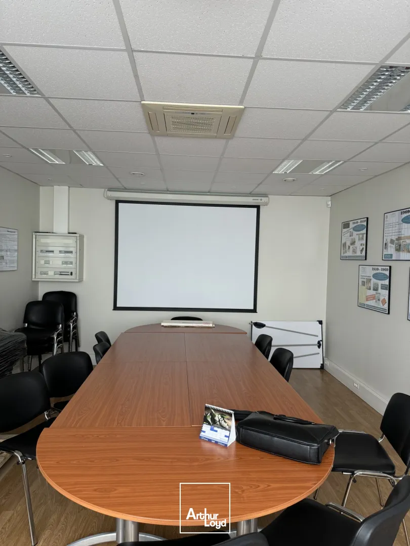 A VENDRE - Local mixte bureaux et entrepôt - en ZI de AVELIN- Site sécurisé avec parkings