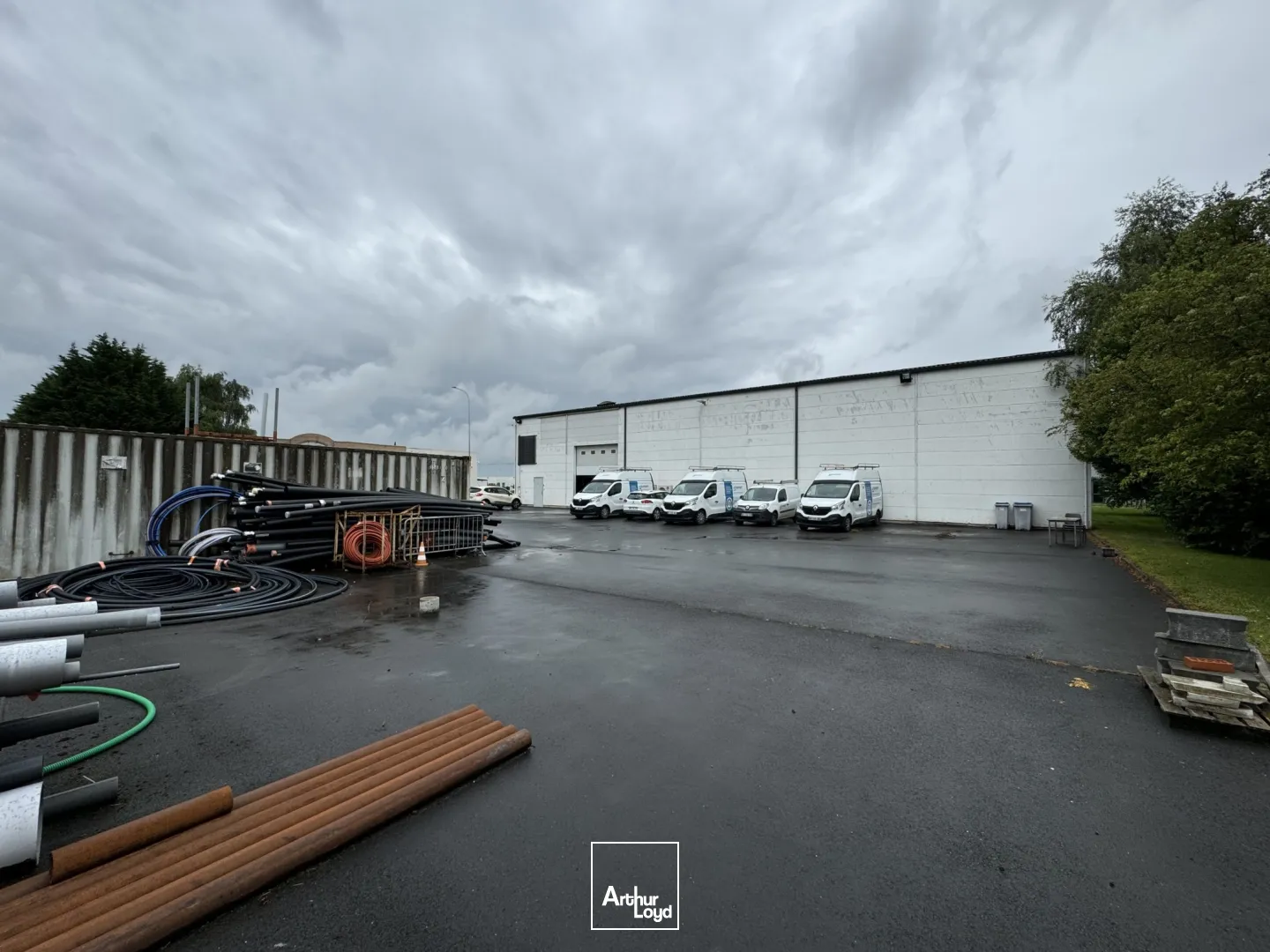 A VENDRE - Local mixte bureaux et entrepôt - en ZI de AVELIN- Site sécurisé avec parkings