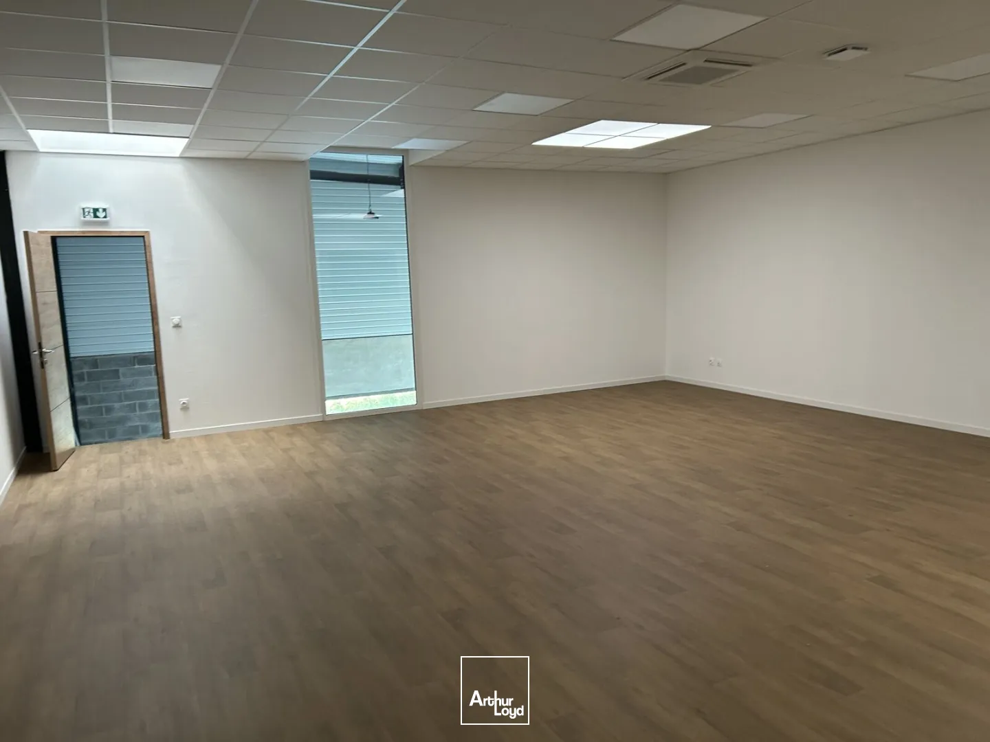 La Madeleine - Entrepôt / Showroom avec bureaux à louer