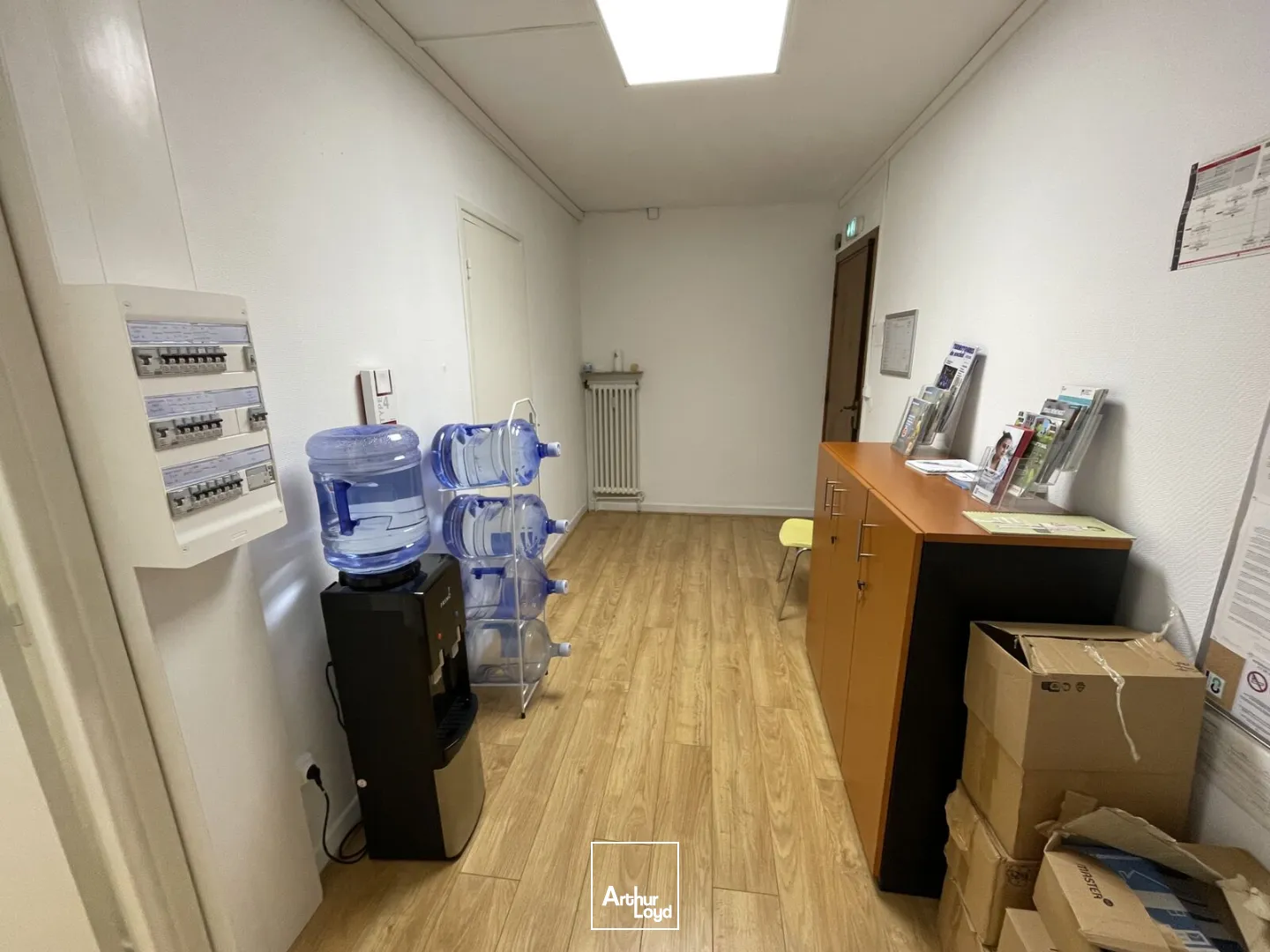 Bureaux lumineux de 100 m² à louer - espaces fonctionnels et balcon privatif