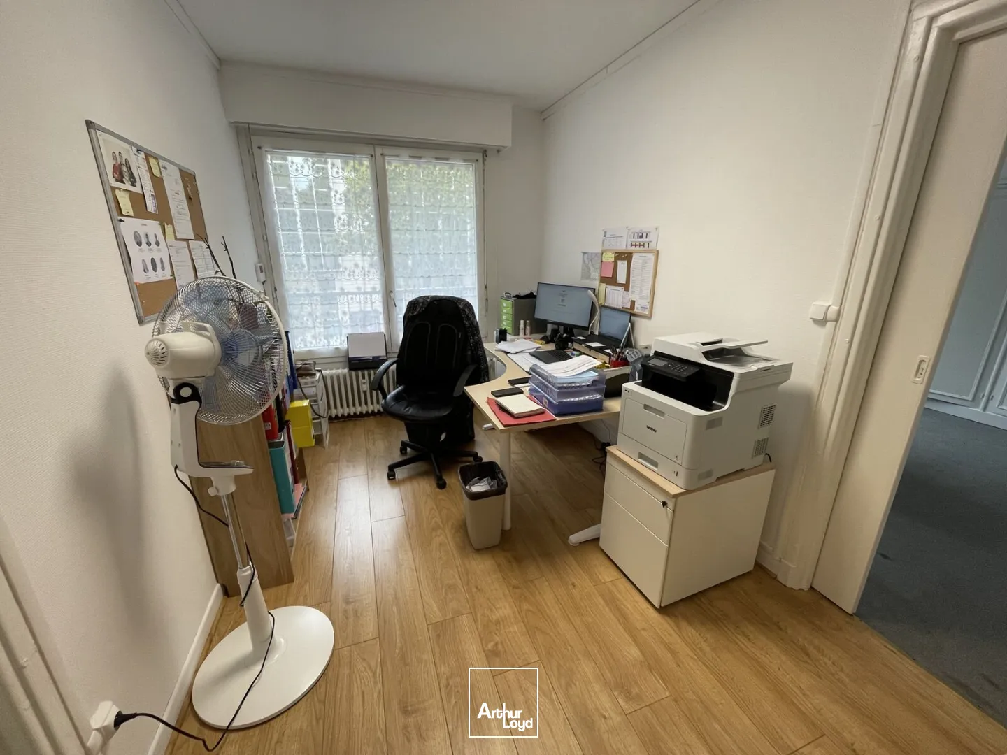 Bureaux lumineux de 100 m² à louer - espaces fonctionnels et balcon privatif