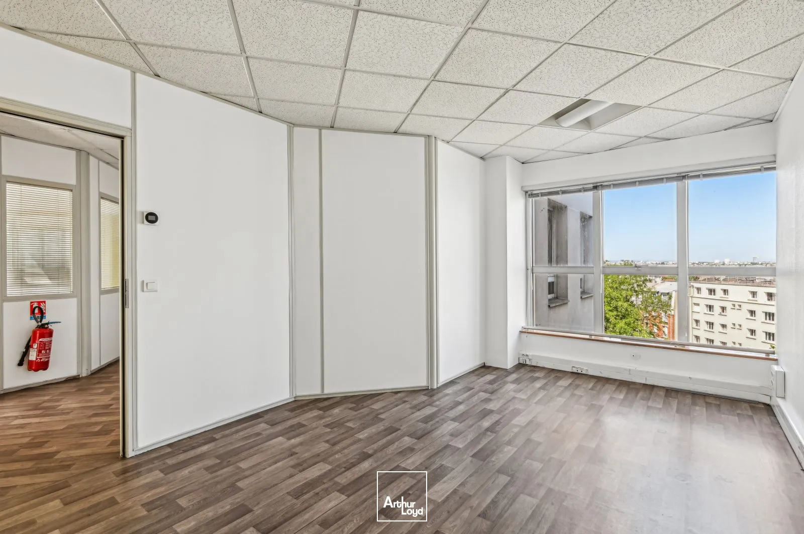 Bureaux avec vue dégagée au coeur de Colombes - Double entrée et parking - Belle opportunité