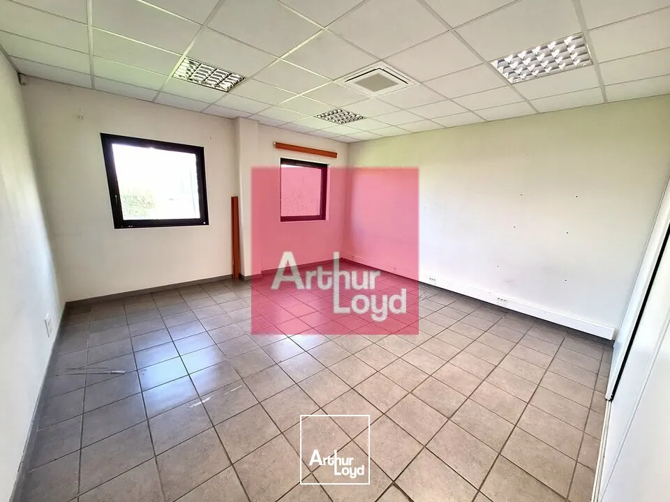 GERZAT PARC LOGISTIQUE A LOUER BUREAUX 348 M² - BATIMENT INDÉPENDANT - 10 PLACES DE PARKING