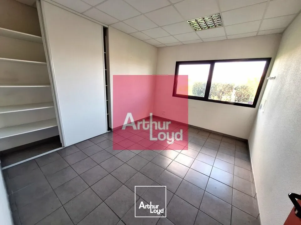 GERZAT PARC LOGISTIQUE A LOUER BUREAUX 348 M² - BATIMENT INDÉPENDANT - 10 PLACES DE PARKING