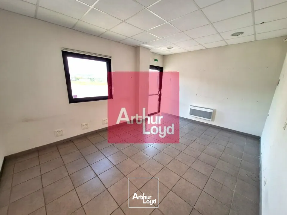 GERZAT PARC LOGISTIQUE A LOUER BUREAUX 348 M² - BATIMENT INDÉPENDANT - 10 PLACES DE PARKING