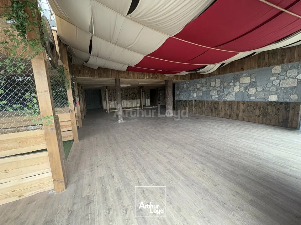 LOCAL COMMERCIAL à LOUER de 590 m²