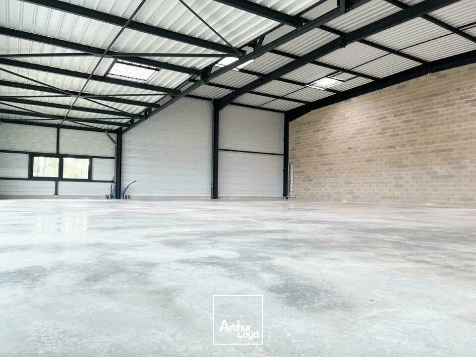 BATIMENT D'ACTIVITE INDENDANT SUR GRAND TERRAIN 