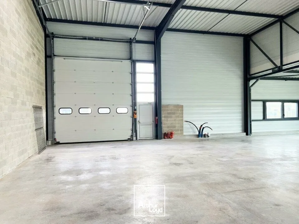 BATIMENT D'ACTIVITE INDENDANT SUR GRAND TERRAIN 