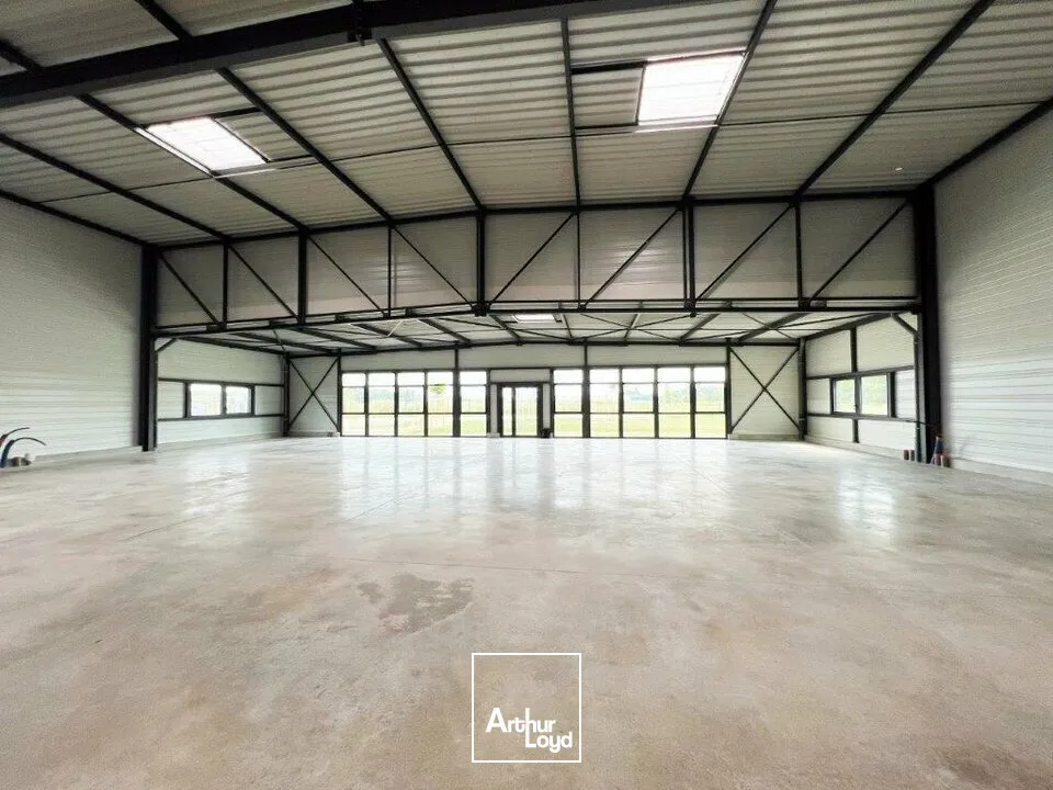 BATIMENT D'ACTIVITE INDENDANT SUR GRAND TERRAIN 