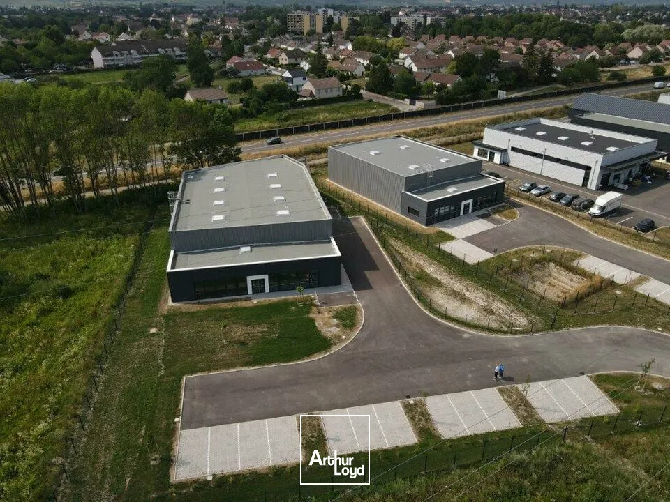 BATIMENT D'ACTIVITE INDENDANT SUR GRAND TERRAIN 