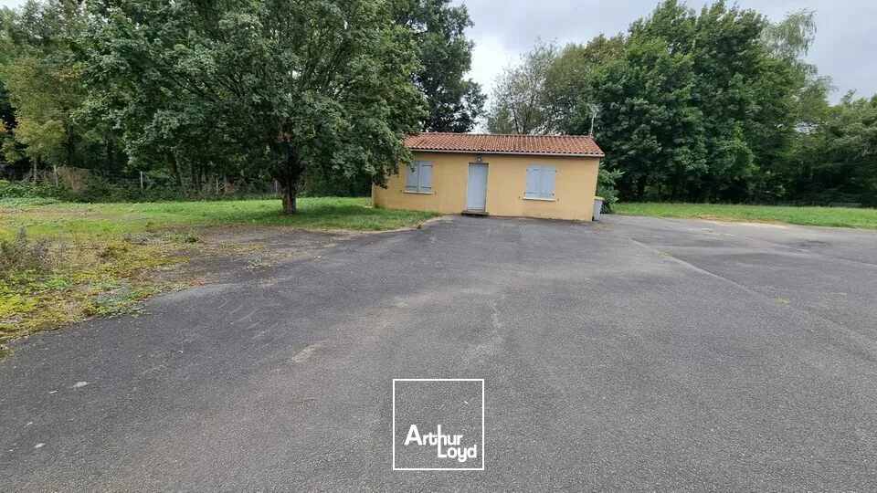 A VENDRE SECTEUR POITIERS-SUD LOCAL D'ACTIVITE DE 250M² SUR TERRAIN CONSTRUCTIBLE DE 8500M² 