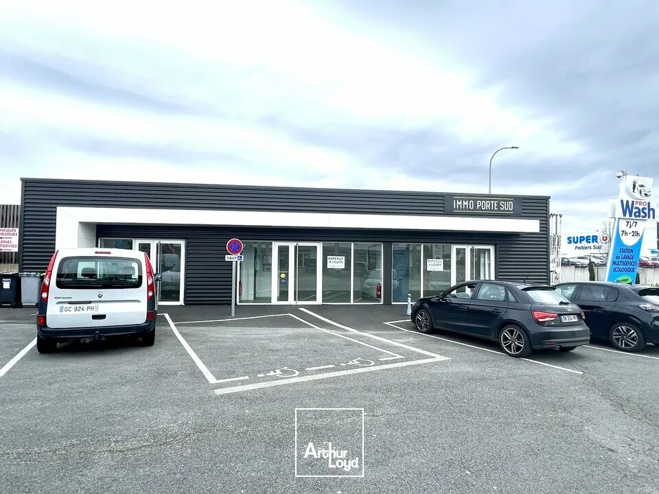 OPPORTUNITÉ - A LOUER LOCAL COMMERCIAL NICHÉ DANS UN BÂTIMENT INDÉPENDANT - EN BORDURE D'UN AXE PASSANT - 98m²