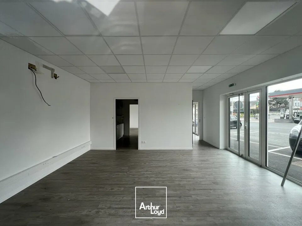 OPPORTUNITÉ - A LOUER LOCAL COMMERCIAL NICHÉ DANS UN BÂTIMENT INDÉPENDANT - EN BORDURE D'UN AXE PASSANT - 98m²