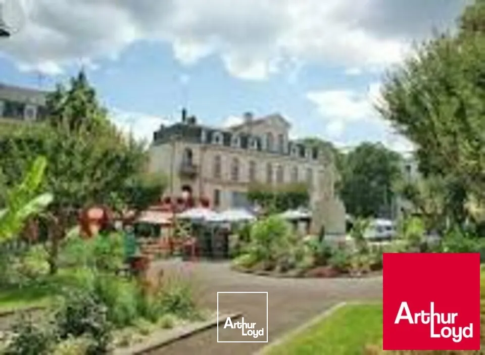 RUE PIETONNE N° 1 - DAX A VENDRE murs commerciaux de 110 m²