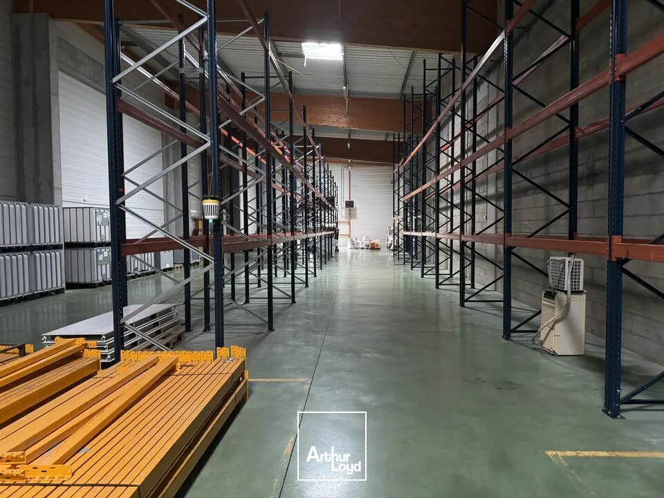 TOURS SUD EST TAUXIGNY - A VENDRE BÂTIMENT D'ACTIVITES 3 428 M² - TERRAIN 12 000 M²