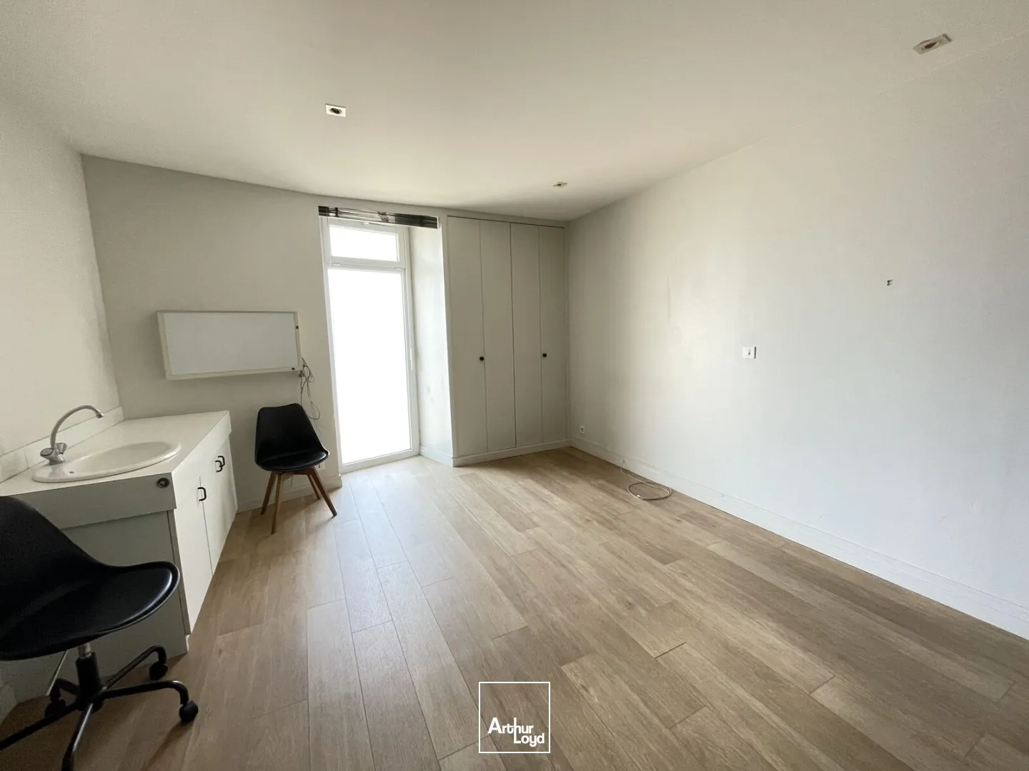 PETIT IMMEUBLE INDÉPENDANT-143 M²-CENTRE VILLE DE BASSE GOULAINE