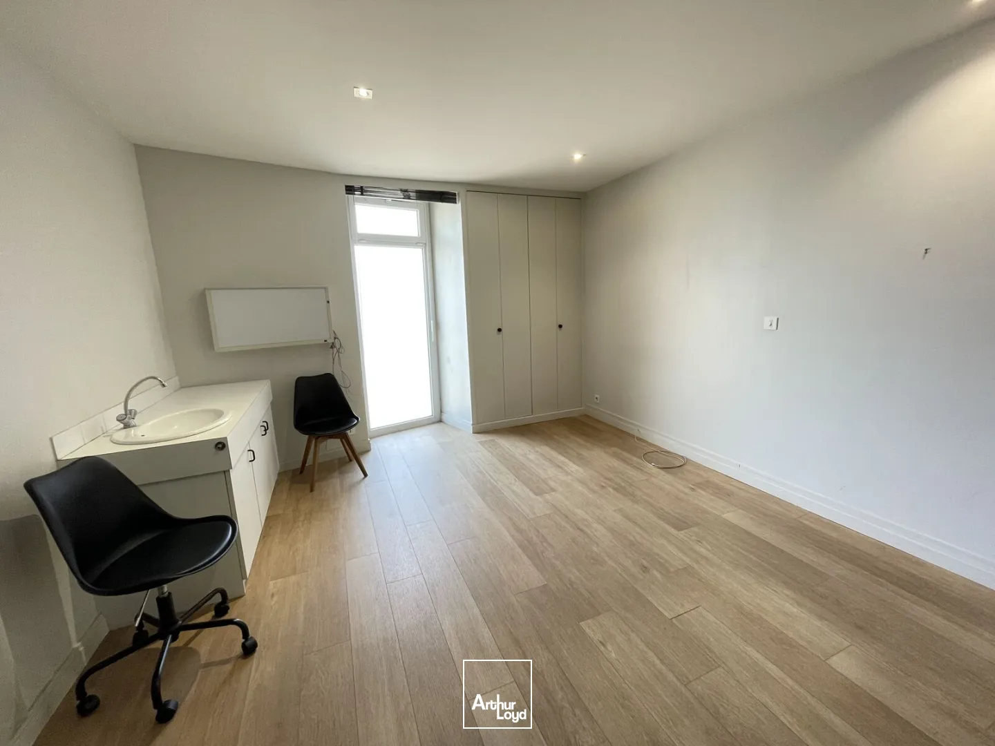 PETIT IMMEUBLE INDÉPENDANT-143 M²-CENTRE VILLE DE BASSE GOULAINE